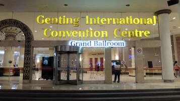 Entrada para o Genting International Convention Centre com um salão de festas imponente.