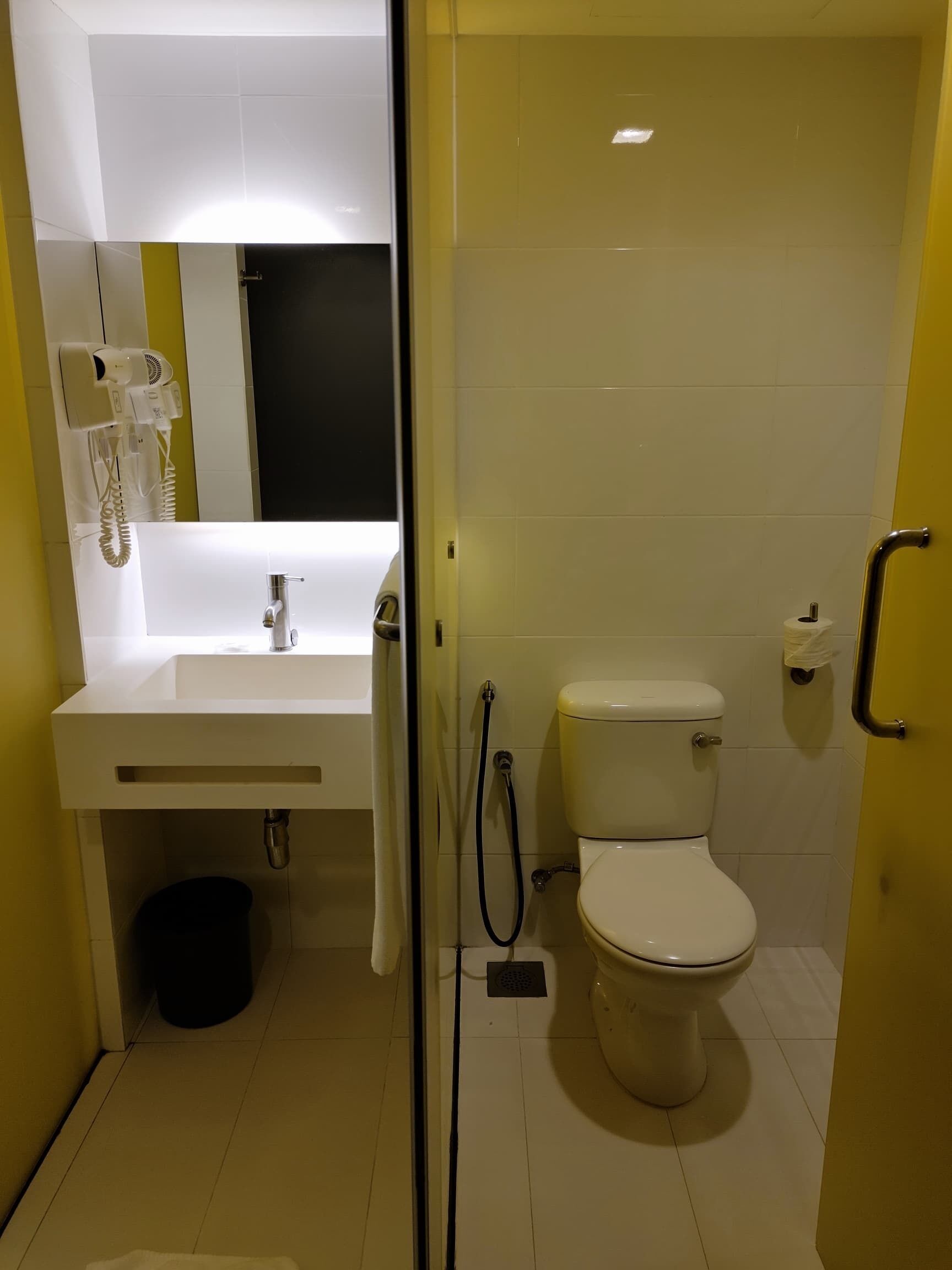 Chambre, 2 lits une place, non-fumeurs, salle de bains privée | Salle de bain | Douche, sèche-cheveux, serviettes fournies, savon
