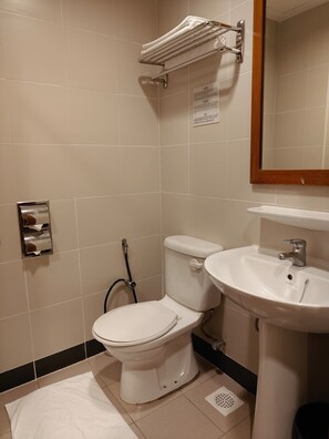 Chambre, 2 lits une place, non-fumeurs, salle de bains privée | Salle de bain | Douche, sèche-cheveux, serviettes fournies, savon