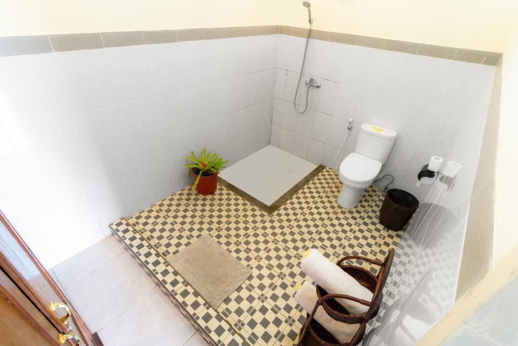 Chuveiro, secador de cabelo, toalhas de banho 