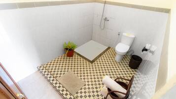 Chuveiro, secador de cabelo, toalhas de banho