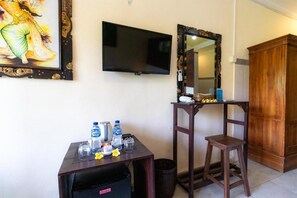 Interior - Deluxe double or twin with pool view (Ubud)