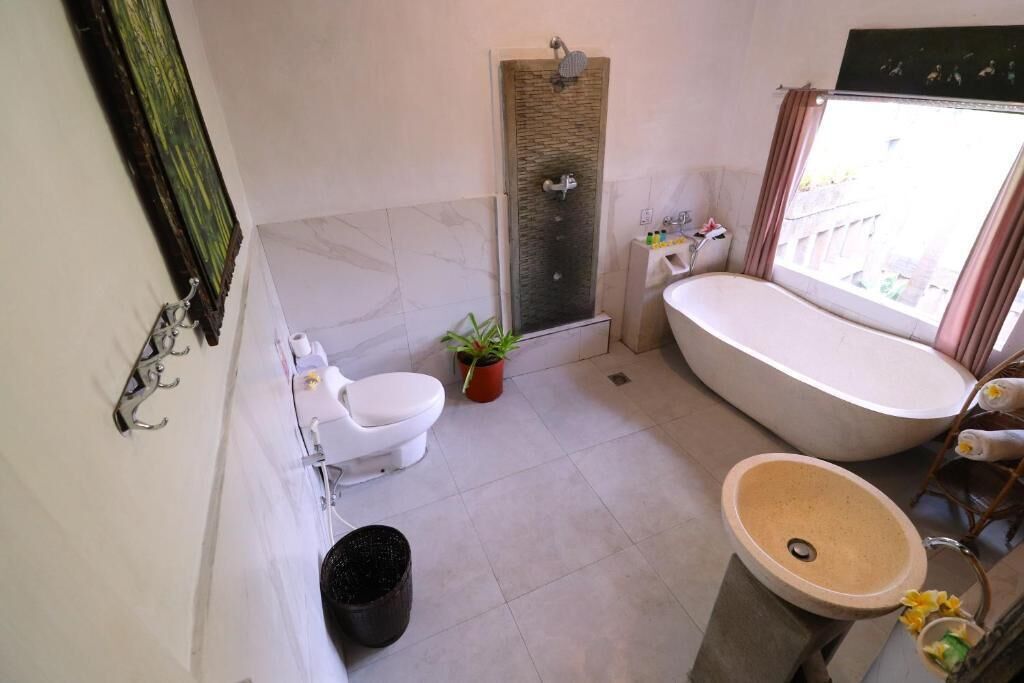 Un baño con inodoro, lavabo, bañera y ducha.