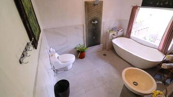 Un baño con inodoro, lavabo, bañera y ducha.