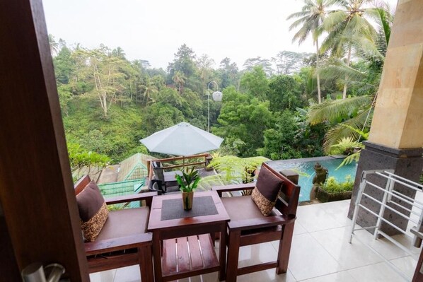 Outdoor dining - Tranquil Poolside Retreat (Tegallalang)