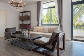 Standard Twin Room, Balcony, City View | Living area