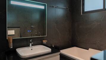 Secador de pelo, pantuflas, toallas, jabón