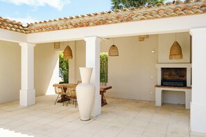 Outdoor dining - Luxurious Villa, Domène secured (Grimaud)