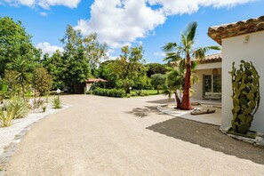 Property grounds - Luxurious Villa, Domène secured (Grimaud)
