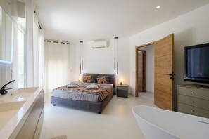 4 bedrooms, in-room safe, iron/ironing board, travel cot - Luxurious Villa, Domène secured (Grimaud)