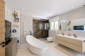 Secadora de cabello, toallas, jabón, papel de baño 