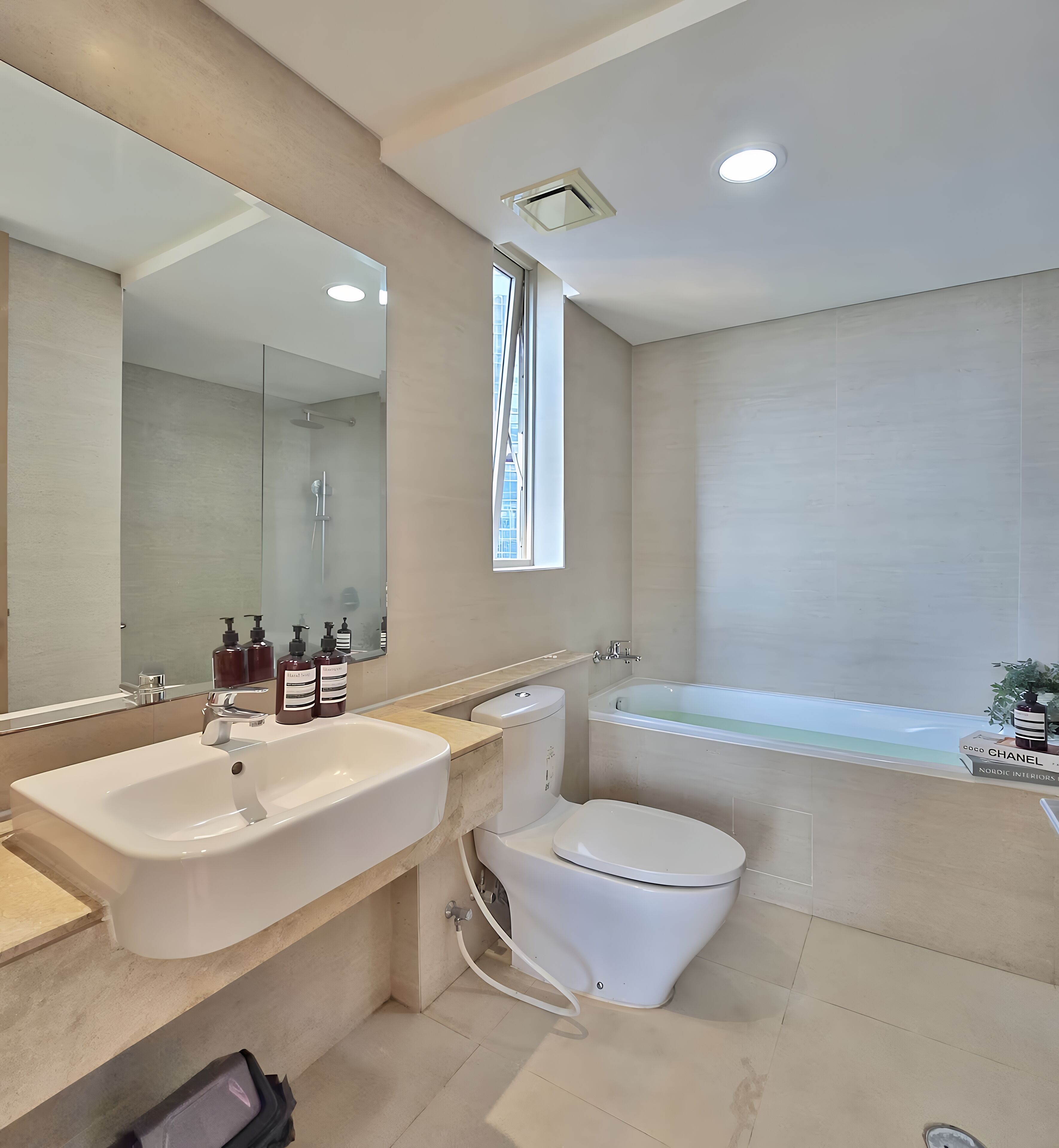 Departamento, 3 habitaciones, vista a la ciudad | Baño | Tina y regadera independientes, secadora de cabello, toallas, jabón 