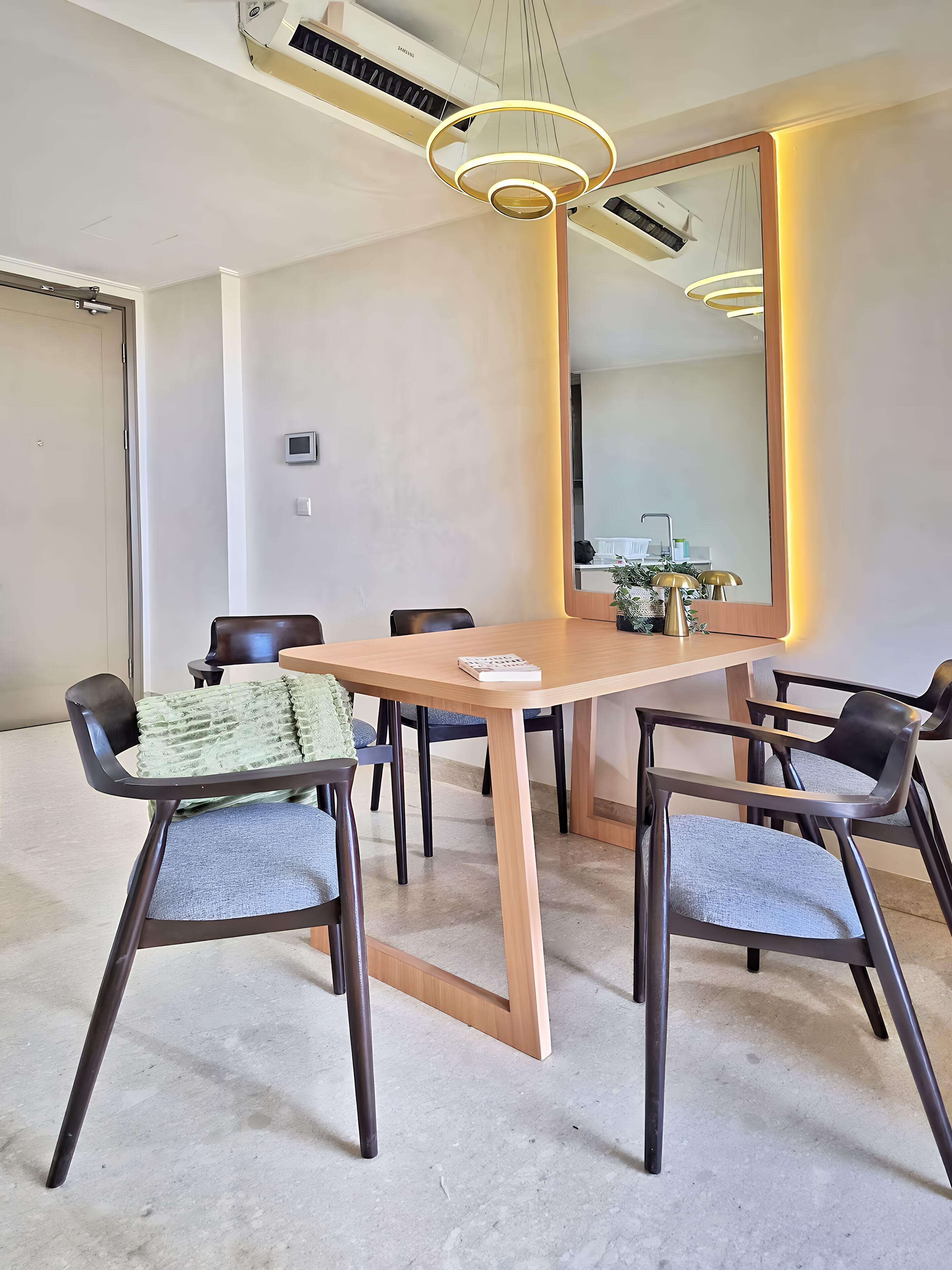 Apartment, 3 Bedrooms, City View | In-room dining