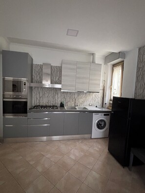 Een microgolfoven, een oven, een kookplaat