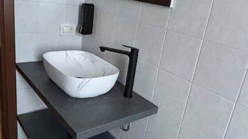 Doccia, asciugacapelli, bidet, asciugamani