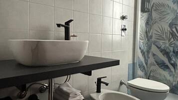 Dutxa, assecador de cabells, bidet i tovalloles