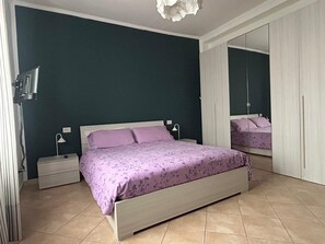 1 slaapkamer, een strijkplank/strijkijzer, wifi, beddengoed