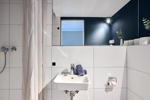 Shower, hair dryer, towels, toilet paper - Loft | Altstadt Urban | seeglueck (Konstanz)
