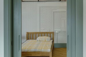 Travel crib, free WiFi, bed sheets