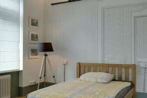 Travel crib, free WiFi, bed sheets