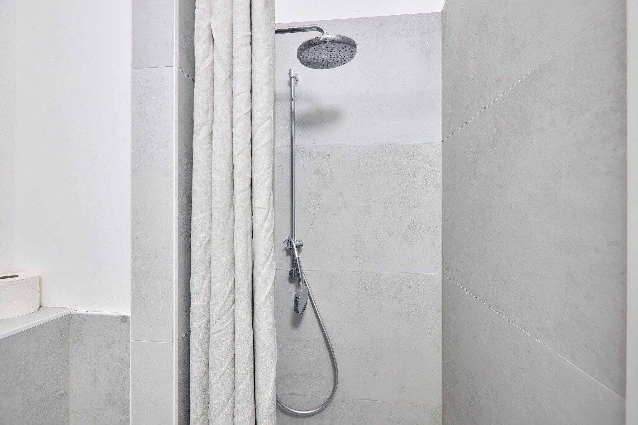 Douche, sèche-cheveux, serviettes fournies, papier toilette