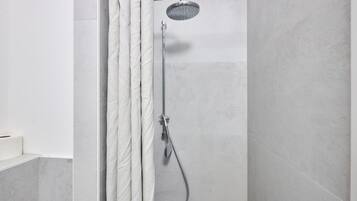 Douche, sĂšche-cheveux, serviettes fournies, papier toilette