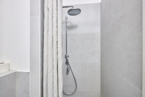 Douche, sèche-cheveux, serviettes fournies, papier toilette
