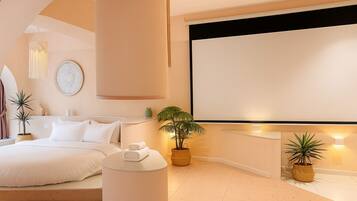 Classic Quadruple Room, River View | Living area