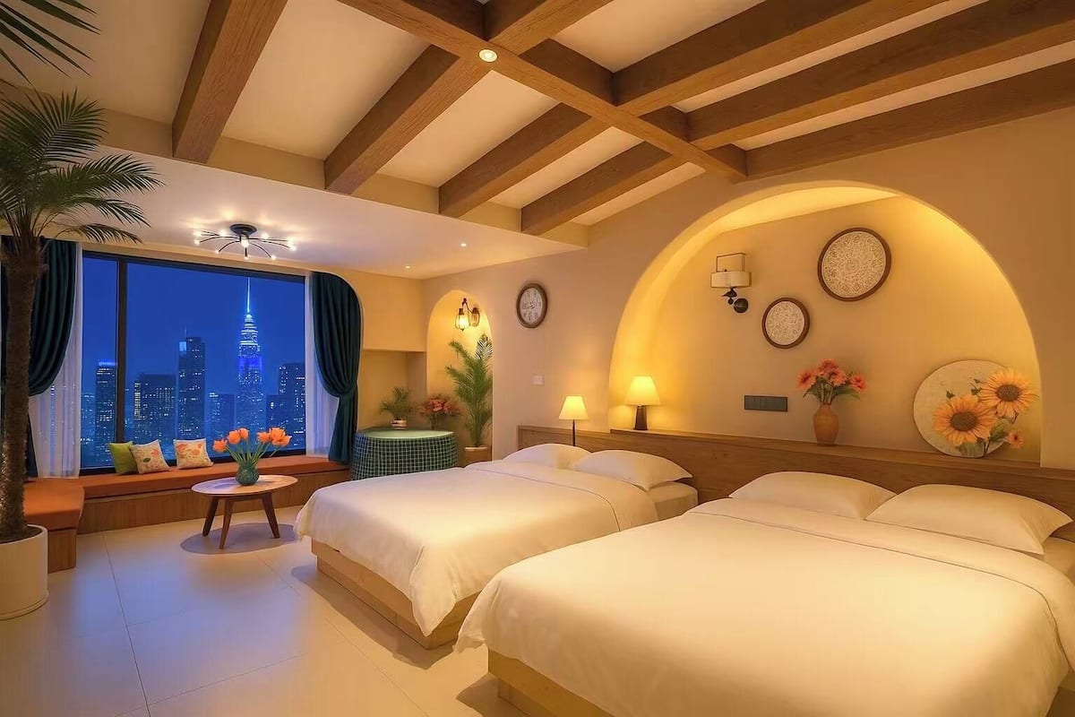 Ein Hotelzimmer mit zwei Betten, Blick auf eine Stadtlandschaft, einem runden Tisch mit Pflanze und einem mit Vorhängen versehenen Fenster.