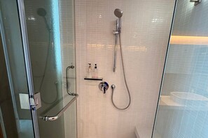 Sèche-cheveux, serviettes fournies, savon, papier toilette