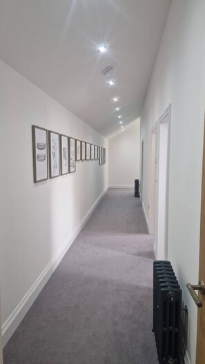 House, 5 Bedrooms | Interior - Bridge House Modern Comfort in Historic Stone (Scarborough)