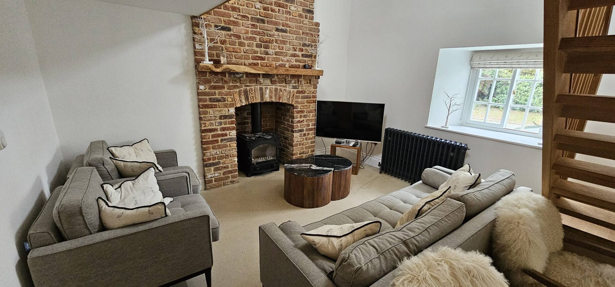 House, 5 Bedrooms | Living room | Books