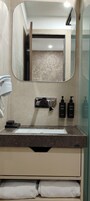 Standardzimmer | Badezimmer | Kostenlose Toilettenartikel, Toilettenpapier
