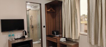 Standardzimmer | Badezimmer | Kostenlose Toilettenartikel, Toilettenpapier