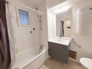 Apartment | Bathroom - Sunny Retreat by the Terrace Gate (Ondres)