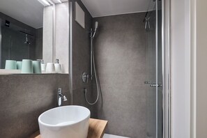 Shower, hair dryer, towels, toilet paper - Stadtruhe | Altstadt Refugium | seeglueck (Radolfzell am Bodensee)