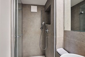 Shower, hair dryer, towels, toilet paper - Seelicht | Altstadt Refugium | seeglueck (Radolfzell am Bodensee)