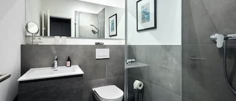 Douche, séchoir à cheveux, serviettes fournies, papier de toilette