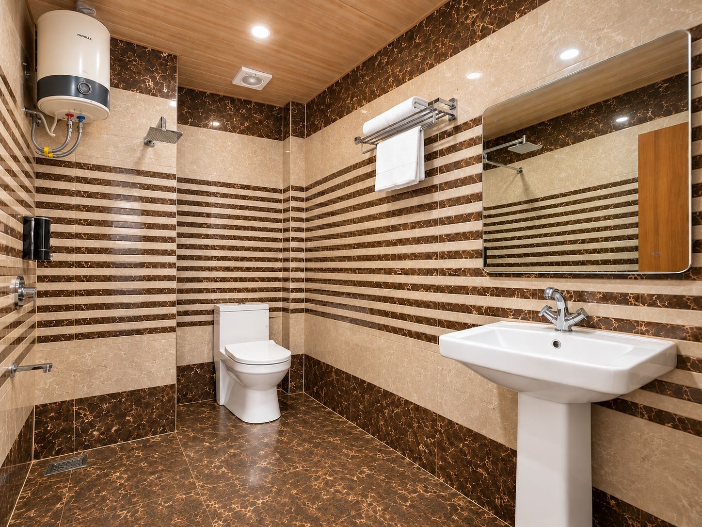 Une salle de bain moderne équipée de toilettes, d’un lavabo et d’une douche.