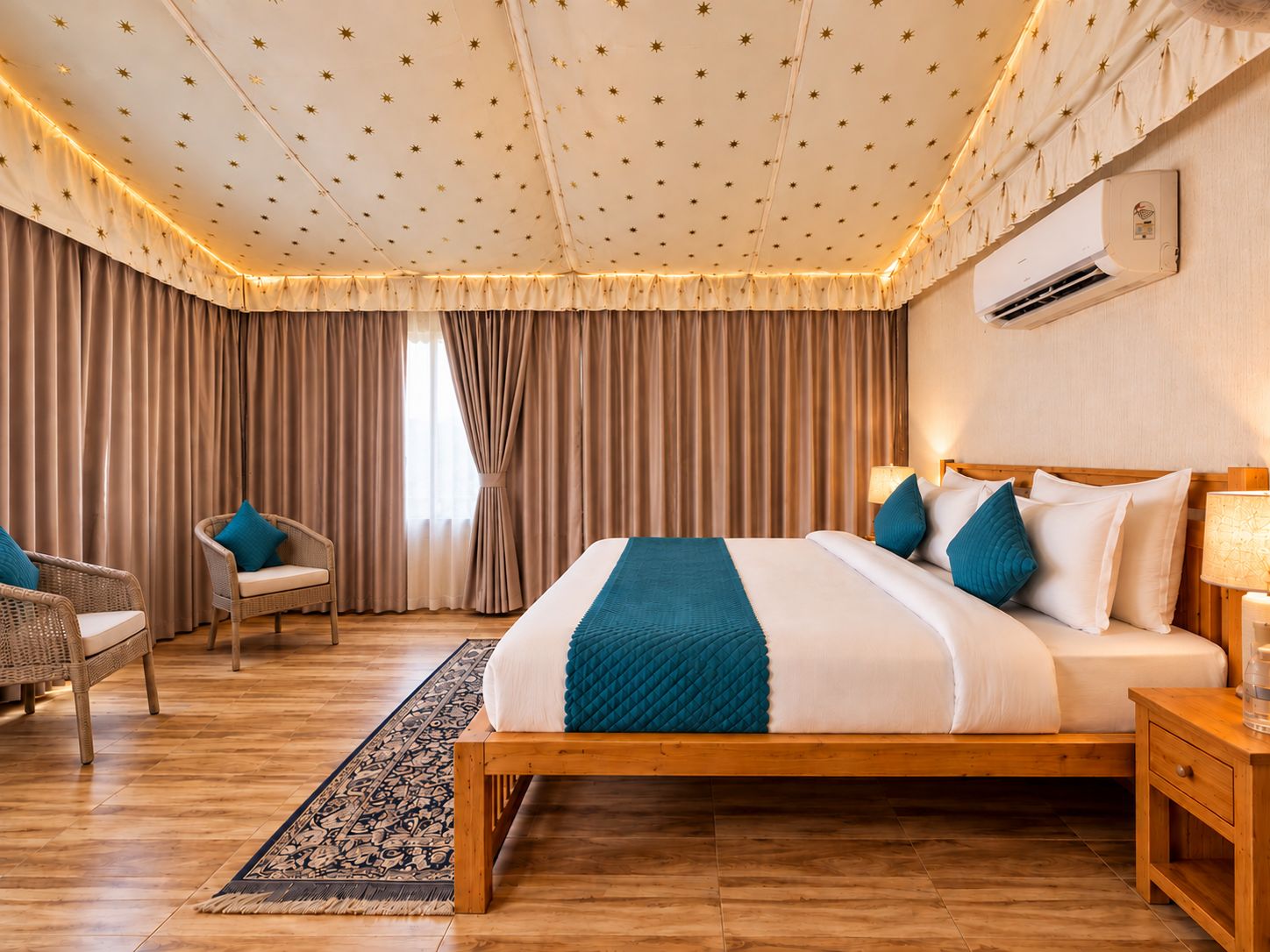 Hotellihuone, jossa on suuri sänky, puinen yöpöytä, tuoli ja kuviollinen matto.