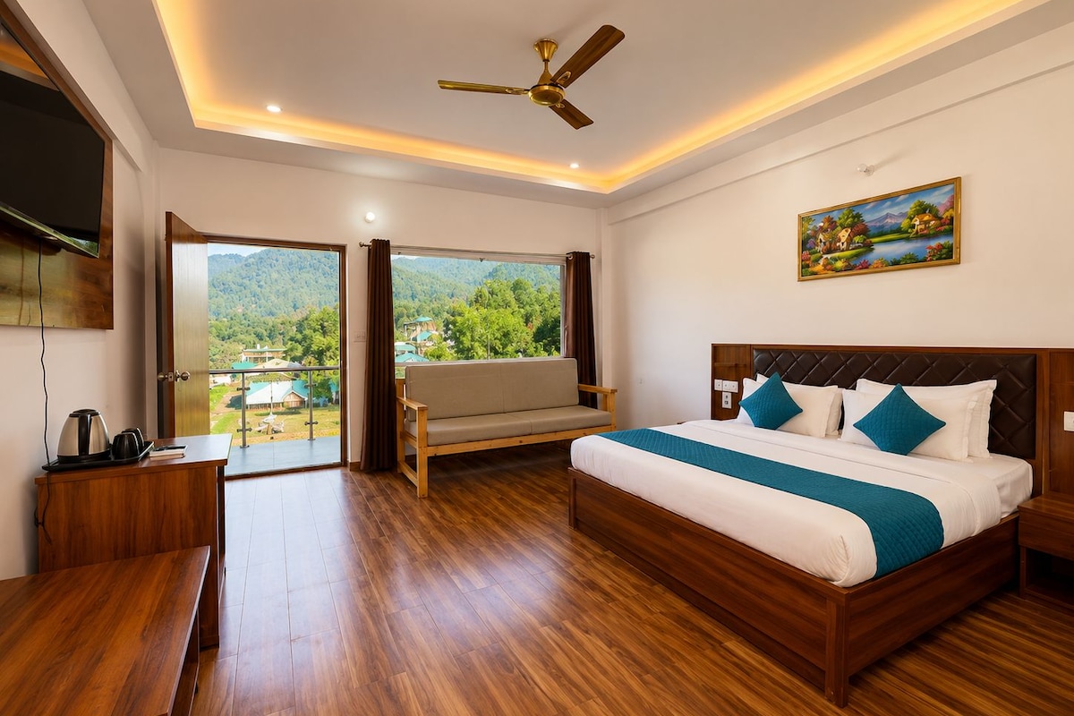 Premium Room with Mountain View & Pool View | Minibar, WiFi (free), bed sheets