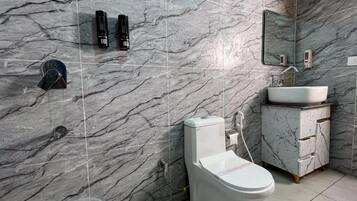 Double Room, Balcony, Garden View | Bathroom