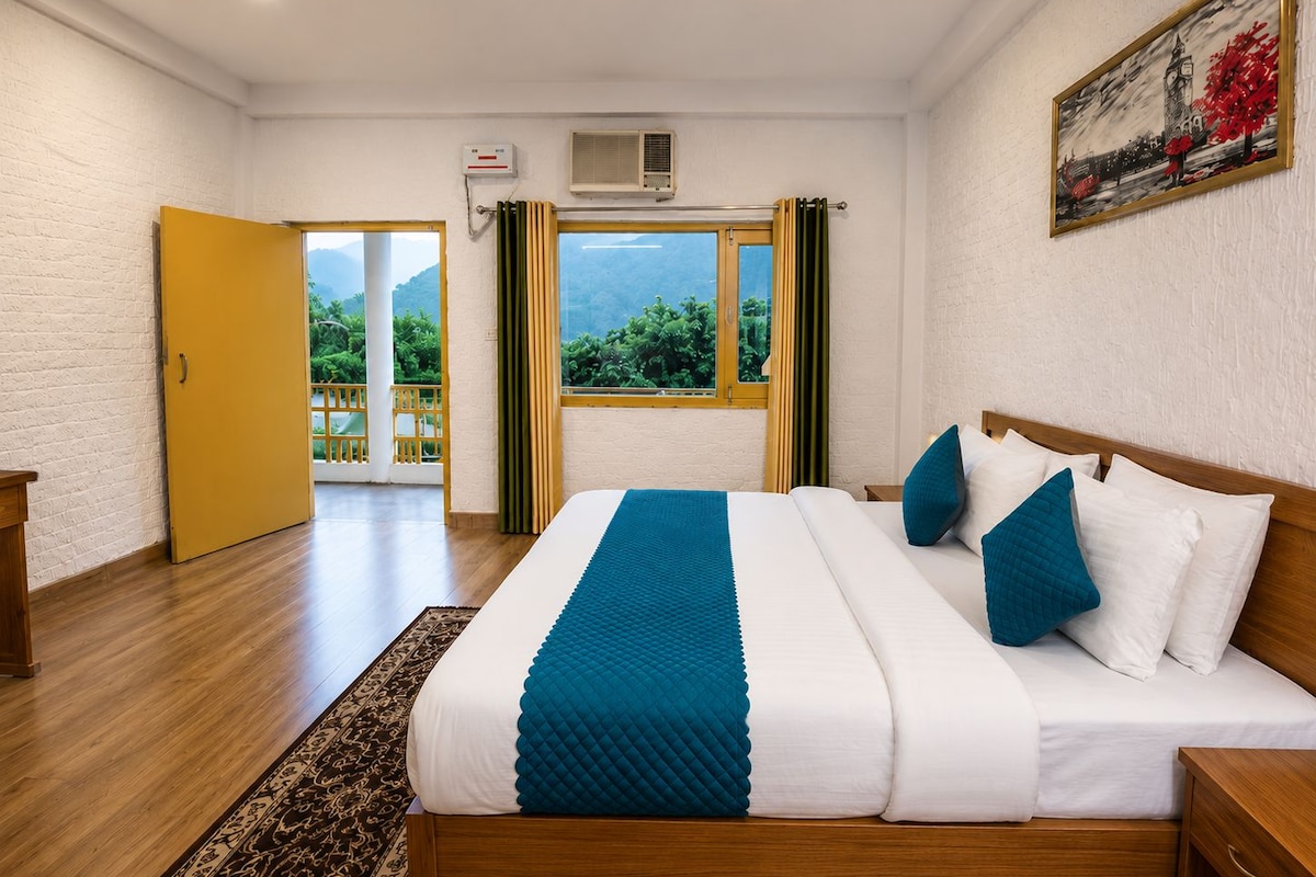 Superior Room with Mountain & Pool View | Minibar, WiFi (free), bed sheets