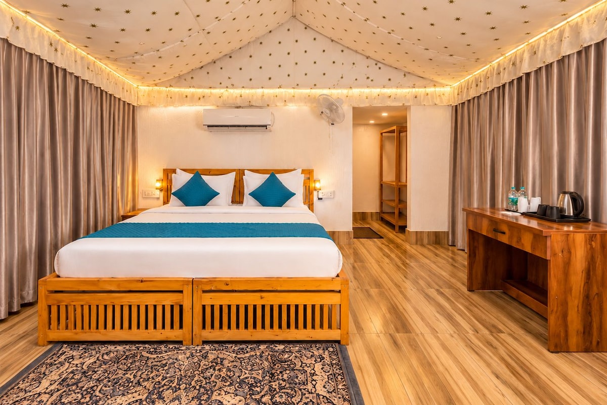 Imperial Tent with Mountain View | Minibar, WiFi (free), bed sheets