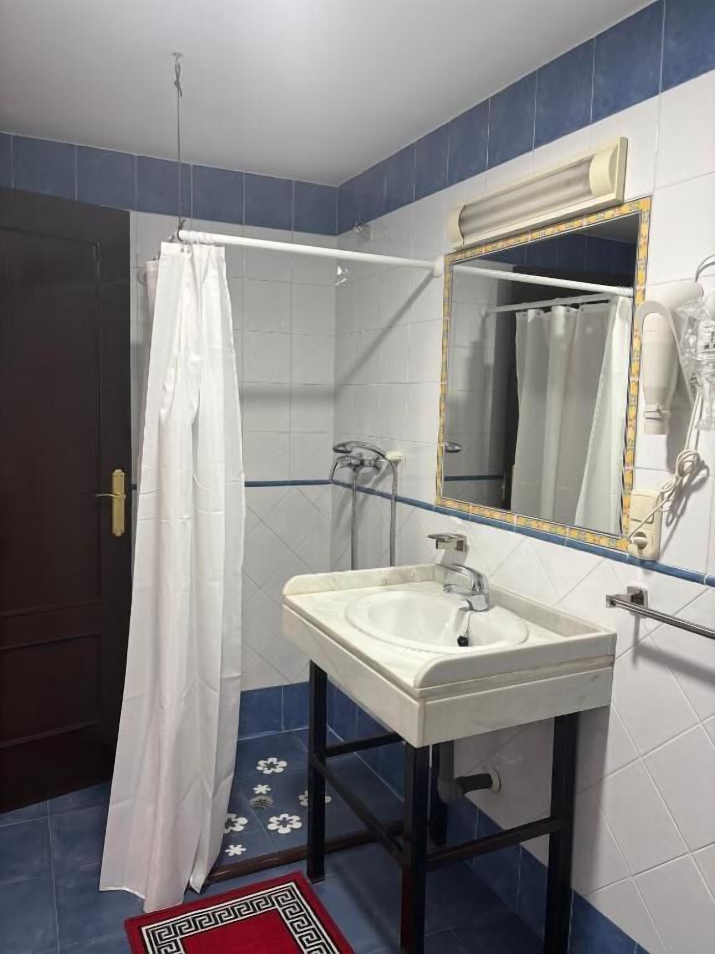 Regadera, secadora de cabello, toallas, jabón 