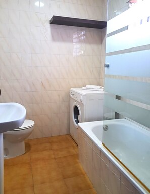 Doppelzimmer | Badezimmer | Dusche, Haartrockner, Handtücher, Seife