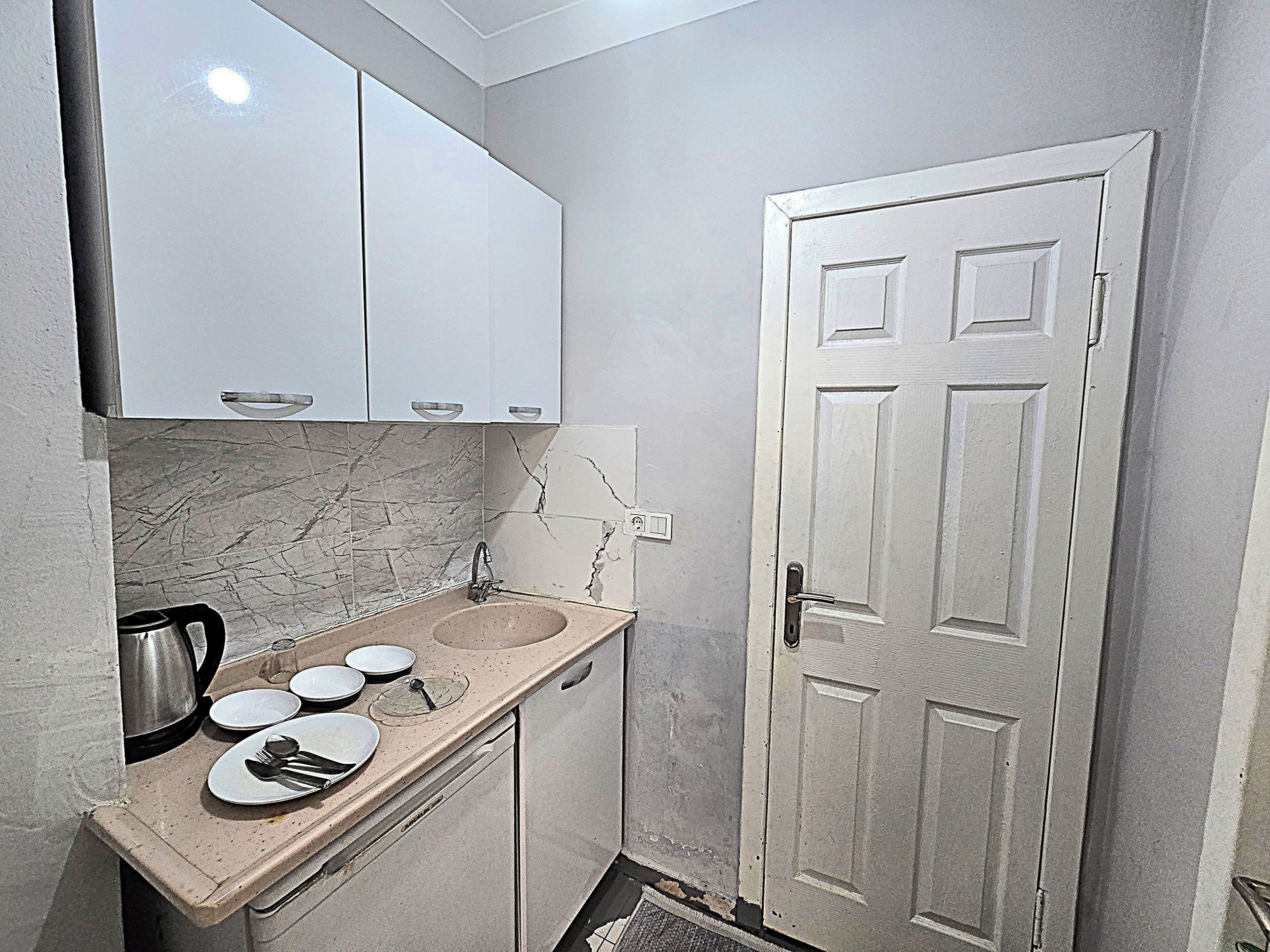 Frigorífico pequeño y utensilios de cocina