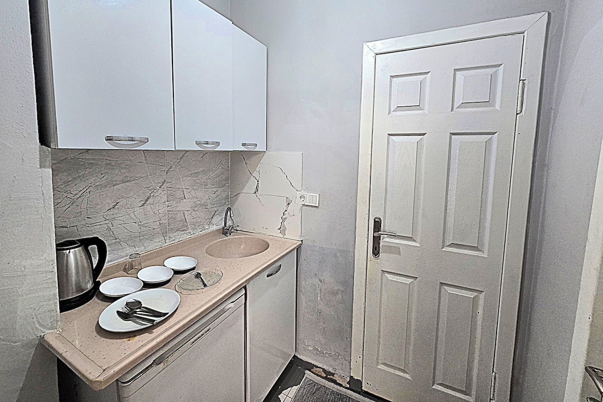 Frigorífico pequeño y utensilios de cocina