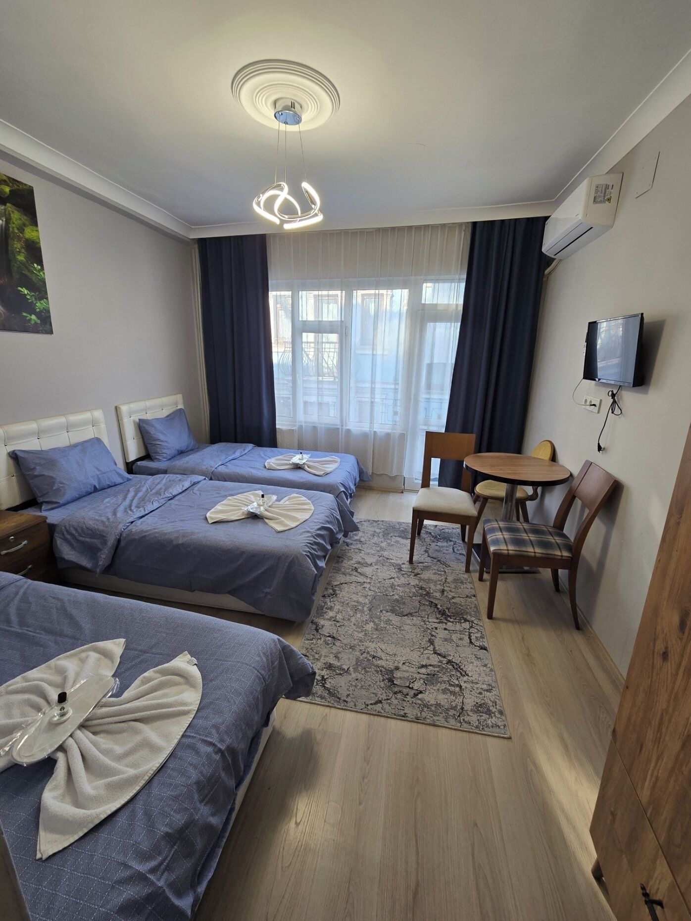 Habitación triple Deluxe, balcón | Tabla de planchar con plancha y wifi gratis