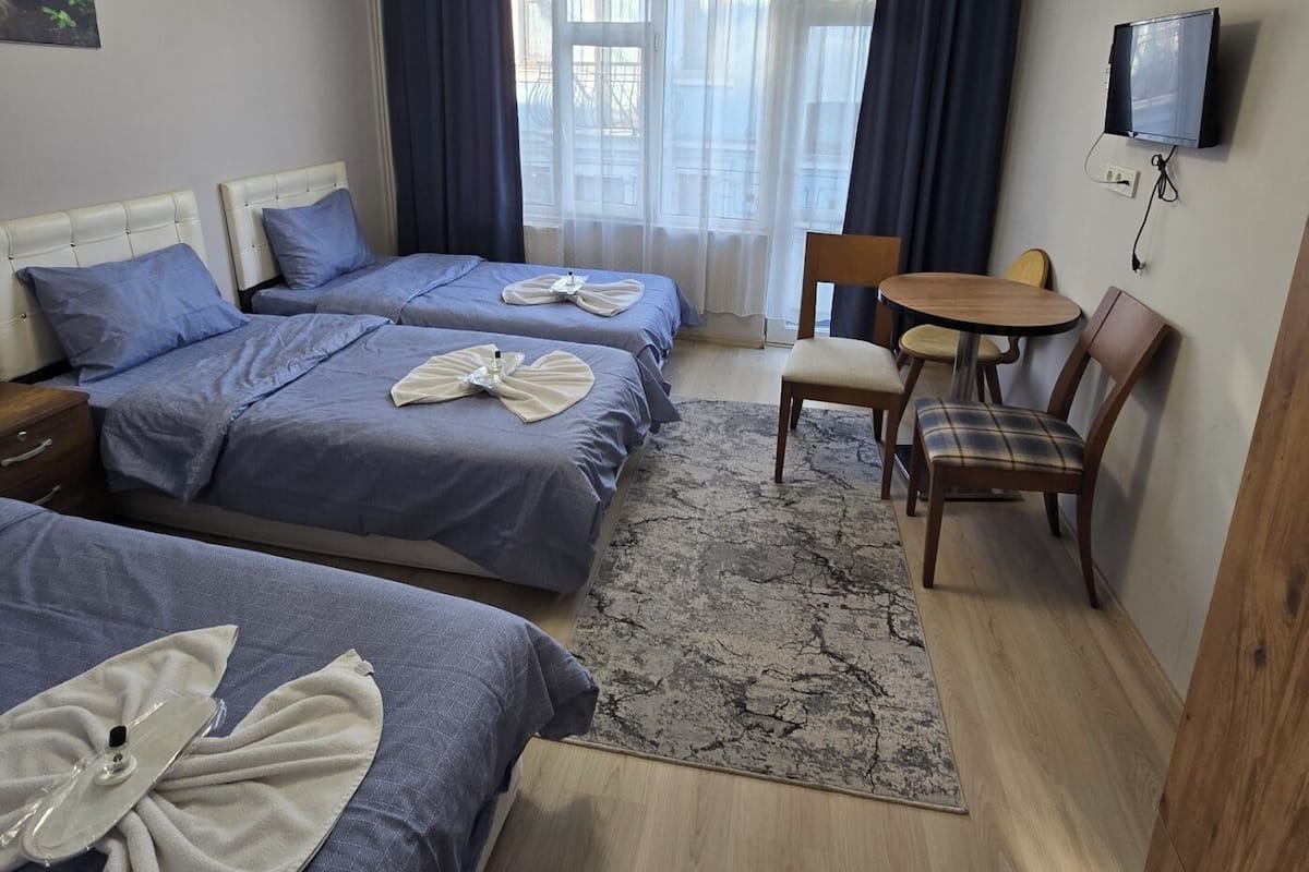 Habitación triple Deluxe, balcón | Tabla de planchar con plancha y wifi gratis